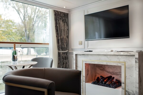 Uniworld S.S. Elisabeth Victoria - Royal Suite 3.jpg